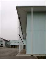 . Schreien-Esch-Schule Friedrichshafen -

Das weit überstehende Dach beschattet die Fenster des Obergeschosses. An den schlanken Stützen sind außerdem die Sonnenschutzrollos angebracht.

März 2011 (Matthias)