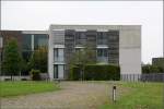 . Max-Planck-Institut für Biophysik in Frankfurt am Main -

In der Südost-Ecke des Grundstücks steht das Gästehaus, ein Kubus aus Beton, Glas und Holz.

September 2014 (Matthias)