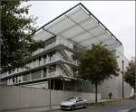 . Max-Planck-Institut für Biophysik in Frankfurt am Main -

Auf der Ostseite gibt es ebenfalls ein weit überstehendes Dach mit Lamellen.

September 2014 (Matthias)