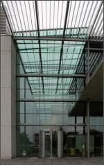 . Max-Planck-Institut für Biophysik in Frankfurt am Main -

Der Eingang mit der großen das Gebäude in West-Ost-Richtung durchziehenden Halle, an der die Funktionsbereiche angedockt sind.

September 2014 (Matthias)