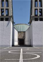 moderne-kirchenbauten/375330/-die-don-bosco-kirche-in-augsburg--zwischen . Die Don-Bosco-Kirche in Augsburg -

Zwischen den beiden Türmen hindurch geht es zum Haupteingang unter der Kuppel.

Mai 2012 (Jonas)