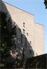 . Kirche Neu St. Alban in Köln -

An der Südfassade finden sich unregelmäßig angeordnete Glasfenster nach dem Vorbild der Wallfahrtskirche von Le Corbusier in Ronchamp.

Oktober 2014 (Matthias)
