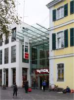 . Post Carré in Bonn -

Ein filigranes Vordach aus Glas markiert den Eingang zum Posthof.

Oktober 2014 (Matthias)