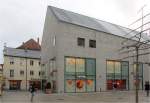 . Textilhaus am St.-Kassians-Platz, Regensburg -

Durch seine Bauform mit Satteldach und auch durch seine Steinfassade fügt sich das Textilhaus sehr gut in die Regensburger Altstadt ein. Geplant wurde es von MGF Architekten aus Stuttgart, eröffnet 2000.

Januar 2012 (Matthias)