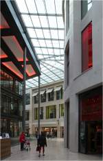 . Die Shopping Mall Forum Duisburg -

Die Passagen wirken eher wie überdachte Gassen zwischen unterschiedlichen Häusern, als ein innenräumlicher Durchgang wie in vielen anderen Shopping Malls. Hier die nördliche Passage.

Oktober 2014 (Matthias)
