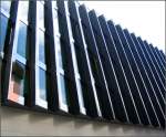 . Bürogebäude in Frankfurt am Main -

An den Schmalseiten der sägezahnartigen Fassaden finden sich die Öffungsflügel, während die breiten Seiten fest verglast sind. 

September 2005 (Matthias)