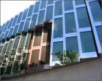 . Bürogebäude in Frankfurt am Main -

Auffälligste Merkmal des Bauwerks ist die sägezahnartige Faltung der Glasfassade des Neubauteils.

September 2005 (Matthias)