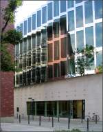 buero-und-verwaltungsgebaeude/364107/-buerogebaeude-in-frankfurt-am-main . Bürogebäude in Frankfurt am Main -

In der Glas- Edelstahlfassade spiegelt sich die Umgebung.

September 2005 (Matthias)