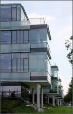 . Bürogebäude der LVA in Augsburg -

Nach Osten und Westen (Bild) wurde ein kammartige Struktur gebaut, die sich aufgrund ihrer Kleinteiligkeit gut in die umgebende Bebauung einfügt. 

September 2014 (Matthias)