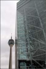. Bürohochhaus 'Stadttor' in Düsseldorf -

Aus dieser Perspektive wirkt der doch um einiges höhere Rheinturm recht klein im Vergleich zum Stadttor.

März 2010 (Matthias)