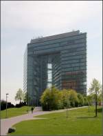 . Bürohochhaus 'Stadttor' in Düsseldorf -

Das Gebäude ist 72,55 Meter hoch mit 20 Stockwerken. Hier die Ansicht von Norden.

April 2011 (Matthias)