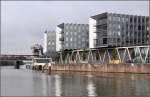 buero-und-verwaltungsgebaeude/370199/-westhafen-pier-in-frankfurt-am-main . Westhafen-Pier in Frankfurt am Main -

Das Betonfachwerk stellt eine Verbindung zu der Eisenbahnbrücke her, die als Fachwerkskonstruktion erstellt wurde.

September 2011 (Jonas)