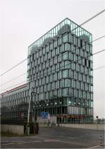 . Bürogebäude Kap am Südkai in Köln -

Das zehngeschossige Hochhaus mit Dachterrasse. 

Oktober 2014 (Matthias)