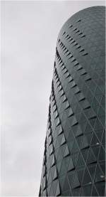 . Westhafen-Tower in Frankfurt am Main -

Die Fassade besteht aus dreieckigen Glasflächen bzw. Fenster. Im Innern sind quadratische Grundrisse in die runde Form eingeschrieben.

http://www.schneider-schumacher.de/de/projekte/project-details/82-westhafen-tower.project#filter=

September 2011 (Jonas)