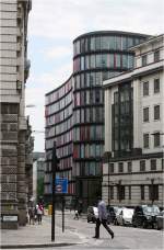 
. New Ludgate, London -

Das New Ludgate in London ist ein 2015 fertiggestellter Bürokomplex, der einen ganzen Straßenblock ausfüllt. Das nördliche Gebäude wurde von Sauerbruch und Hutton (Berlin) geplant und zeigt deren bekannte farbige und abgerundete Architektursprache.

http://www.sauerbruchhutton.de/images/OBA_two_new_ludgate_en.pdf

Juni 2015 (M)