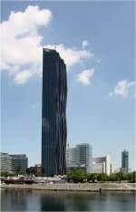 aller-art/433985/-dc-tower-1-in-wien-kaisermuehlen . DC Tower 1 in Wien-Kaisermühlen -

Die Südostfassade wurde wellenförmig angelegt. 

Juni 2015