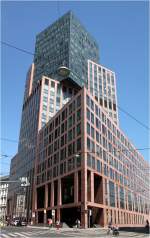aller-art/466887/-der-city-tower-in-wien 
. Der City Tower in Wien -

Über einem mit rotem Sandstein verkleideten Sockelbau erhebt sich ein dazu gedrehter Glasbaukörper, der die zweite aus dem Umfeld ergebende Richtung aufgreift. Der 2003 fertige Turm wurde von 0&O Baukunst geplant.

http://www.german-architects.com/de/ortner-ortner/projekte-3/city_tower-31043

Blick von Südosten auf das Bauwerk.

Juni 2015 (Matthias)