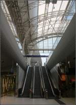 . Hauptbahnhof Salzburg -

Über die großzügigen Bahnsteigaufgänge fällt Tageslicht in die Unterführung.

Juni 2014 (Matthias)