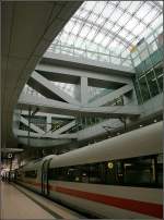 . Fernbahnhof Flughafen Frankfurt -

Über die Glaskuppel erreicht Tageslicht die Bahnsteigebene. Aber auch zur Seite hin ist diese Ebene transparent gehalten.

Juni 2006 (Matthias)