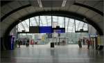 . Fernbahnhof Flughafen Frankfurt -

Vom Terminal kommend bietet sich dem Reisenden zunächst dieser Eindruck vom Fernbahnhof und seiner Glaskuppel.

Juni 2006 (Matthias)