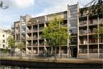. Wohnbebauung am Innenhafen in Duisburg -

Die beiden Gebäude liegen jeweils an Grachten. Das westliche Haus liegt gegenüber der Wohnzeile von Auer und Weber.

Oktober 2014 (Matthias)