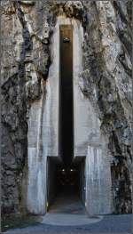 verschiedene/396199/wie-ein-schluesselloch-im-berg-sieht Wie ein Schlsselloch im Berg sieht der Eingang zur Burg Castelgrande in Bellinzona, Tessin. Wenn sich Sesam dann geffnet hat, transportiert einen der Aufzug im Berginneren zu einer grandiosen Aussicht auf die Stadt. Mai 2013.