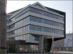 . Die Hauptverwaltung der Volksbank in Karlsruhe -

Die Büros sind nach Westen und Norden hin orientiert. Die Fassaden mit Fensterbändern ist hier konventioneller gestaltet.

Westfassade an der Kapellenstraße.

März 2011 (Matthias)