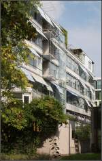 . Herbert-Keller-Haus in Stuttgart-Nord -

Die Glasfassade wird durch Markisen beschattet.

September 2014 (Matthias)