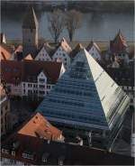 . Die Stadtbibliothek in Ulm -

Blick vom Turm des Ulmer Münsters auf die Glaspyramide.

Dezember 2011 (Matthias)