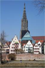 . Die Stadtbibliothek in Ulm -

Nach Plänen von Gottfried Böhm entstand bis 2004 in der Ulmer Altstadt unweit des Münsters ein moderner Glasbau mit phyramidenförmigem Dach.

März 2009 (Matthias)