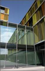 . Rems-Murr-Kliniken Winnenden -

In der Glasfassade der Eingangshalle spiegelt sich das Bauwerk.

August 2014 (Matthias)