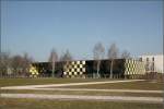 muenchen/415292/kinder--und-jugendzentrum-kiju-quax-in Kinder- und Jugendzentrum (KIJU) 'Quax' in München-Riem -

Schneider und Schmumacher planten diese schwarz-gelbe Gebäude in der Messestadt-Riem. Die Fassade soll an den ehemaligen Flughafen erinnern, die Vorfeldfahrzeuge hatten diese Farbgebung.

http://www.schneider-schumacher.de/de/projekte/project-details/80-kiju.project#content

Ansicht von Südosten, vom Park her.

März 2015 (Matthias)