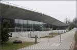 . Kleine Olympiahalle in München -

Die Halle erhält über die Ostfassade (Bild) und die Verglasung zum Eingangs-Einschnitt Tageslicht.

März 2015 (Matthias)