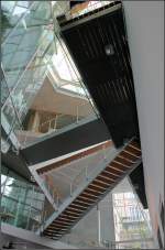 innerhalb-der-ring-s-bahn/361229/-akademie-der-kuenste-berlin--im . Akademie der Künste Berlin -

Im Innern des Gebäudes befindet sich eine haushohe Halle mit mit querende Treppen, Stegen, schrägen Glasflächen die gewohnte Raumeindrücke sprengen.

August 2010 (Matthias)
