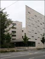 . Max-Planck-Institut für europäische Rechtsgeschichte in Frankfurt am Main -

Die drei Türme sind über ein gemeinsames Sockelgeschoss mit Innenhof verbunden. Im Bild der Eingang, links der Turm für die Forscherbüros, rechts der Bibliotheksturm.

September 2014 (Matthias)
