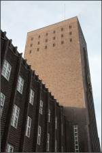 wilhelmshaven-und-ostfriesland/370150/-das-rathaus-in-wilhelmshaven--der 
. Das Rathaus in Wilhelmshaven -

Der Rathausturm ist bis heute gleichzeitig auch ein Wasserturm.

November 2012 (Matthias)