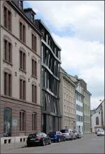 . Bürogebäude Spitalstraße in Basel -

Eine 'eingedrückte' Glasfassade ist das besondere Merkmal dieses Bürohauses.
Architekten: Morger & Degolo Architekten. Fertigstellung: 2004.

http://www.morger-dettli.ch/projekte/206

Juni 2013 (Matthias)