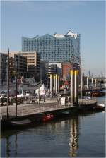
. Die Elbphilharmonie in Hamburg -

Die Elbphilharmonie bildet den westlichen Abschluss der Hafencity und ist ihr dominantestes Gebäude. Sandtorhafen.

Oktober 2015 (M)