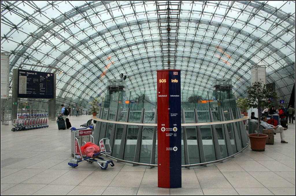 . Fernbahnhof Flughafen Frankfurt - Als Teil der Schnellfahrstrecke Frankfurt - Köln wurde 1999 