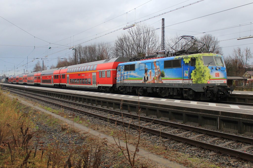 111 066-7 die  Biergartenlok  schiebt einen Regionalzug in den Bahnhof von
Prien am Chiemsee ein. Aufgenommen am 4. Dezember 2012.