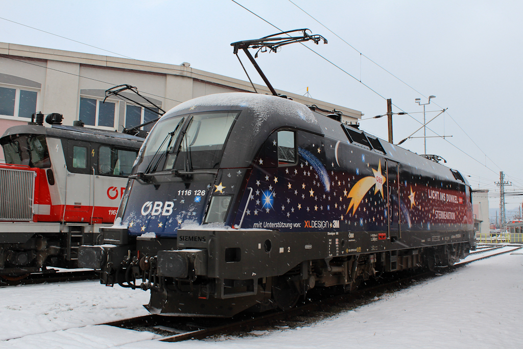 1116 126  Licht ins Dunkel  wartet auf die R�ckfahrt nach Tullnerfeld. Aufgenommen am 8. Dezember 2012 in der Produktion Salzburg.