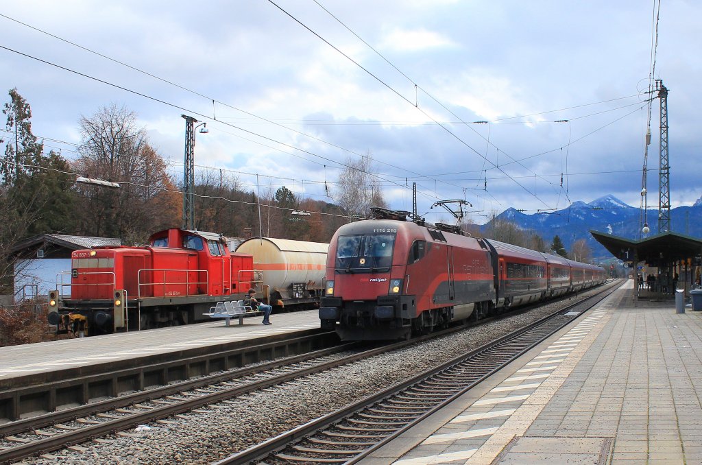 1116 210 durchf�hrt am 4. Dezember 2012 mit einem Railjet den Bahnhof von Prien am Chiemsee.