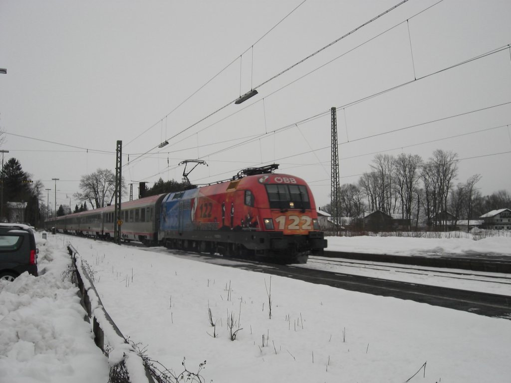 1116 250-0 durchf�hrt soeben den Bahnhof von �bersee in Richtung
Salzburg.