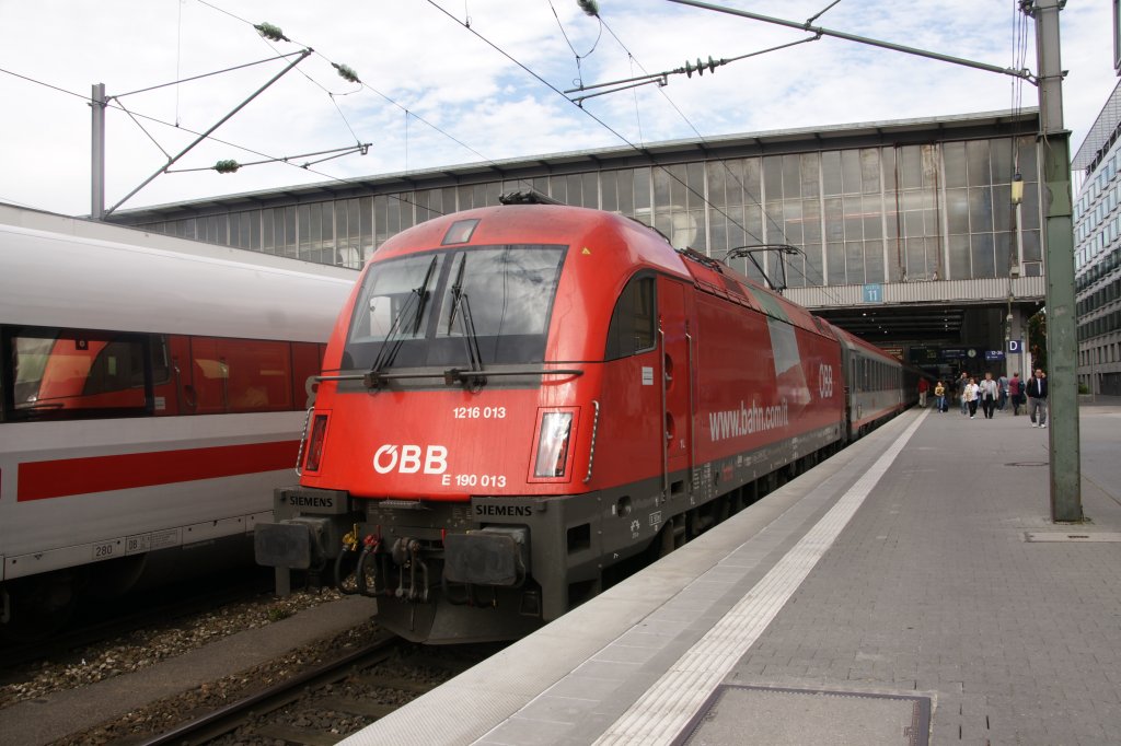 1216 013 am 11. August 2011 im M�nchner Hauptbahnhof.