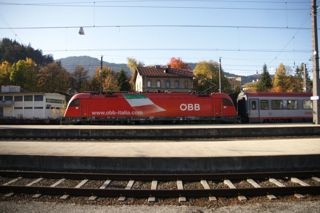 1216 018-2 auf dem Weg nach Innsbruck. Aufgenommen am 30. Oktober 2011 in Kufstein/Tirol.