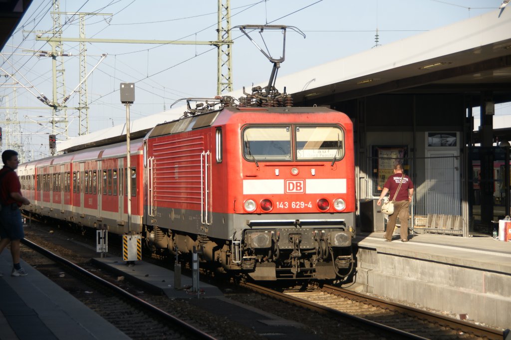 143 629-4 bei der Einfahrt in den  N�rnberger Hauptbahnhof  am 21. August 2010.