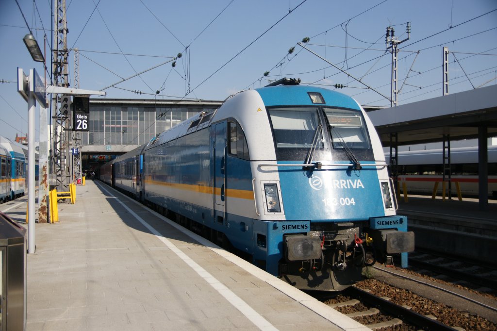 183 004 kurz vor der Abfahrt aus dem Münchner Hauptbahnhof nach Prag.
Das Bild entstand am 25. April 2011.