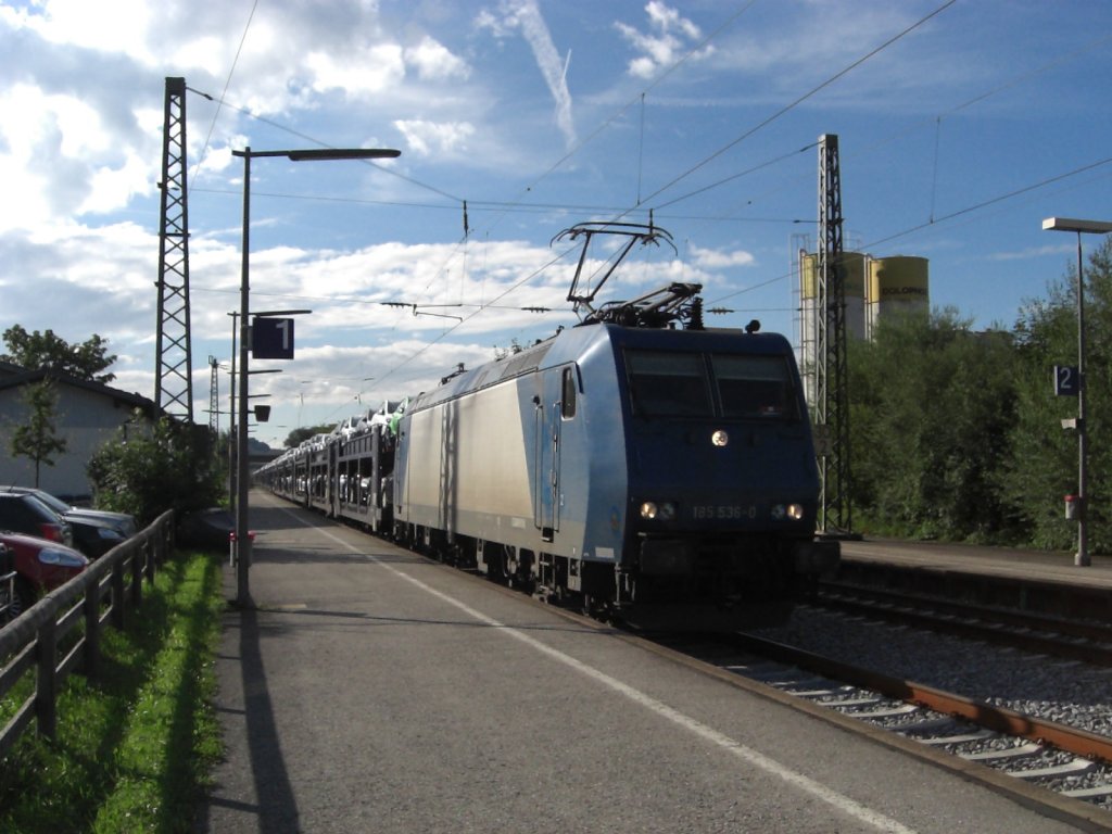 185 536-0 durchf�hrt am 22. Juli 2010 den Bahnhof von Bernau am Chiemsee.