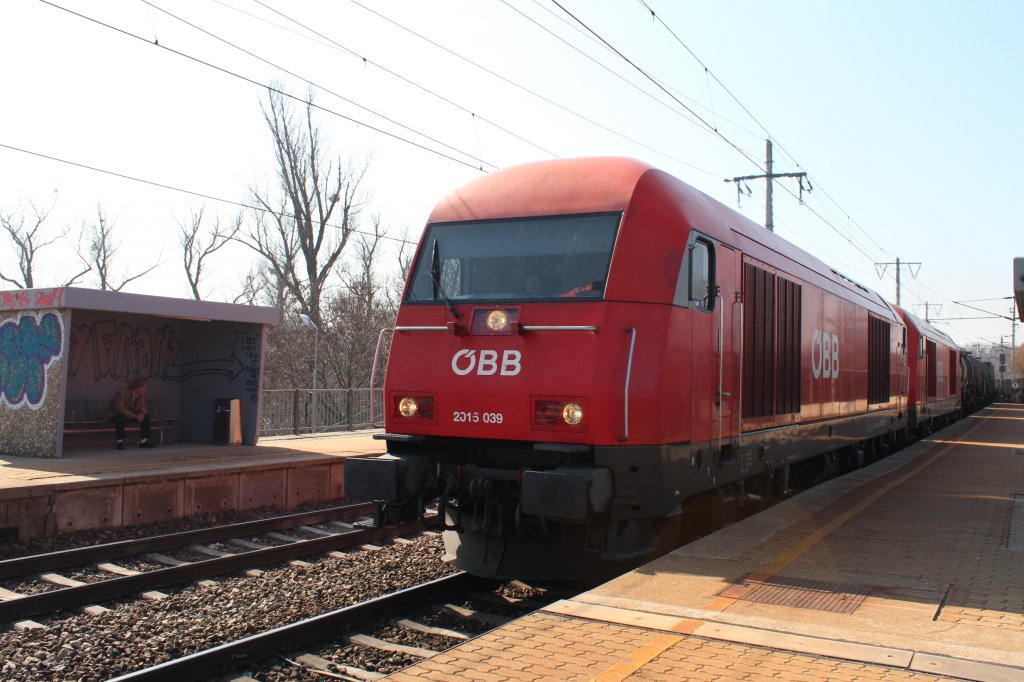 2016 039 mit einer unbekannten 2016 ebenfalls am 17. M�rz 2012 in Wien/Praterkai.