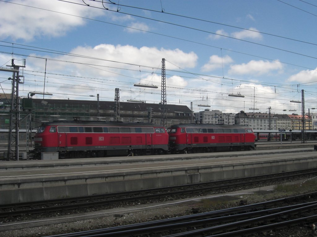 218 444-8 mit einer Schwester im Vorfeld des M�nchner Hauptbahnhofes.